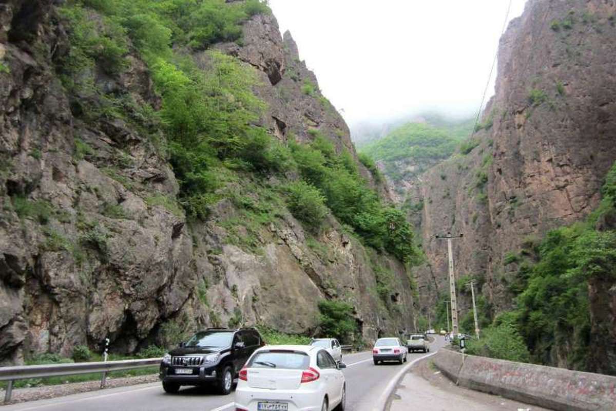 خطر ریزش سنگ در جاده چالوس/کنار جاده توقف نکنید