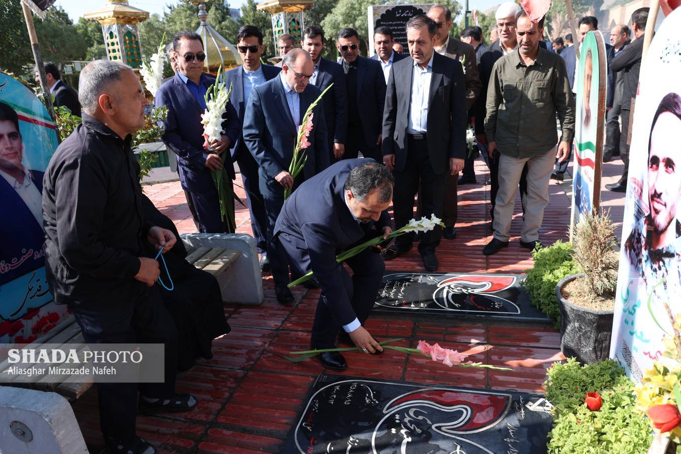 در سفر خاندوزی به استان مرکزی صورت گرفت؛ ادای احترام وزیر اقتصاد و همراهان به مقام شامخ شهیدان شهر اراک