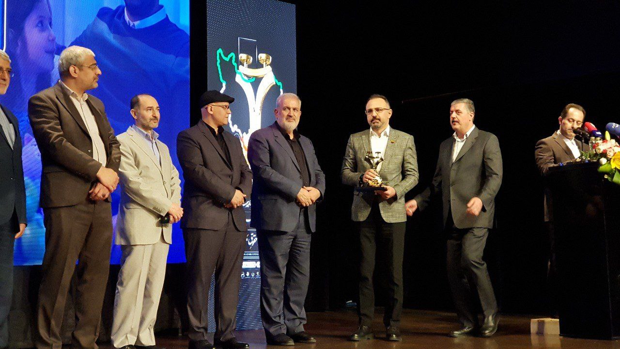 دریافت تندیس طلایی بیست و دومین همایش ملی حمایت از مصرف‌کنندگان توسط فولاد خوزستان