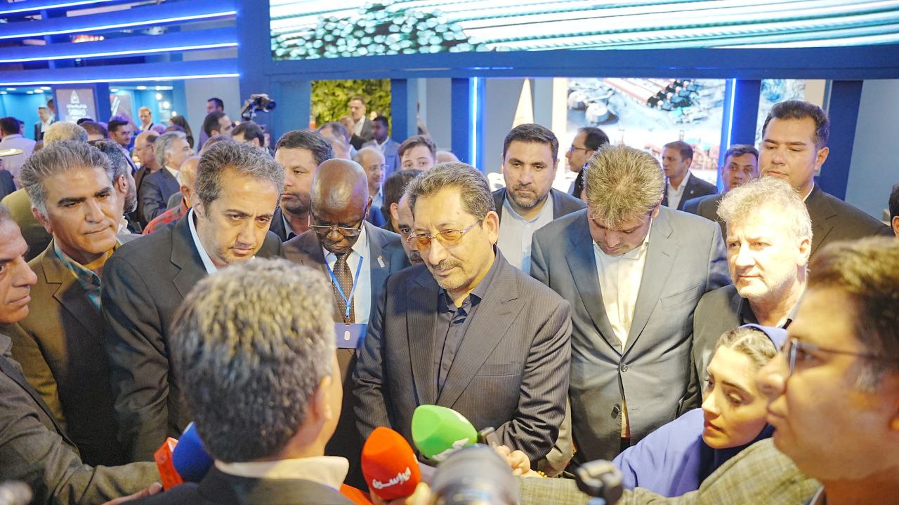حضور وزیر صنعت، معدن و تجارت و رئیس هیات عامل ایمیدرو در غرفه ایمیدرو /ارایه گزارش دستاوردهای ایمیدرو همچون تکنولوژی PERED و راه اندازی معدن مهدی آباد از سوی آقاجانلو